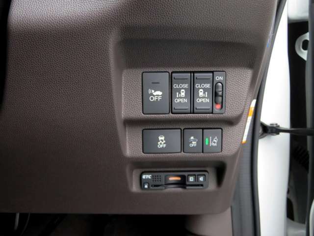両側パワースライドドア装備のお車です！狭い場所でもスライドドアなら開閉が省スペース！お子様が勢いよく開けて隣の車に・・・何てことも防止します！また電動でスムーズに開閉するので少しの力で操作できるのも◎