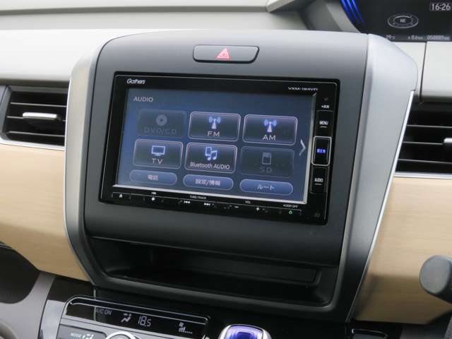 フルセグ/CD/Bluetooth対応のナビあり◎各種エンタテインメントが快適なドライブをより盛り上げます。オートエアコンを装備しているので設定した温度で車内の温度調整を自動で行ってくれます（＾O＾）