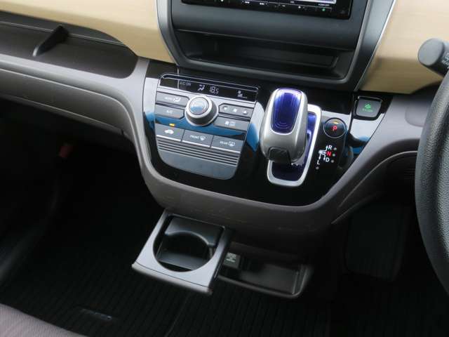 運転がしやすい【オートマチック車】です。シフトがどこに入っているか一目瞭然で、操作間違いは起きにくいのではないでしょうか？サイドブレーキは足で踏み込むタイプの足踏み式パーキングブレーキになっています。