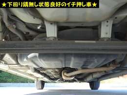 下回りもしっかりご確認ください。各ブーツ類の切れも無くグリスの飛び散りもありません。シャーシや足回りにも錆びや腐食のない状態ですのでご安心くださいませ。