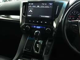 【純正10インチナビゲーションシステム装備】CDやDVD再生、Bluetooth接続など多彩な機能を取り揃えております！