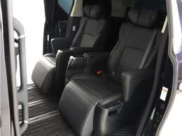 【上級モデル限定装備】★★エグゼクティブパワーシート！★★電動オットマン完備！足を楽々伸ばせ、ひじ掛けもありますので、優雅で快適なドライブをお楽しみいただけます！