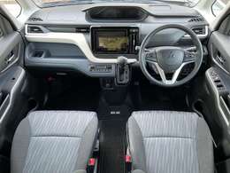運転席まわりは機能的にまとまっています。足元が広々のインパネATです♪