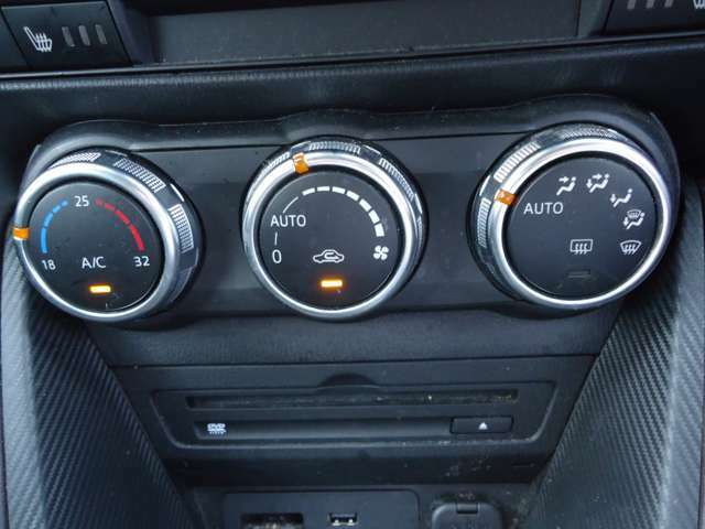 オートエアコン装備で室温調整も楽々です。快適な室温を素早く調整可能です。あなたのドライブを快適にします。