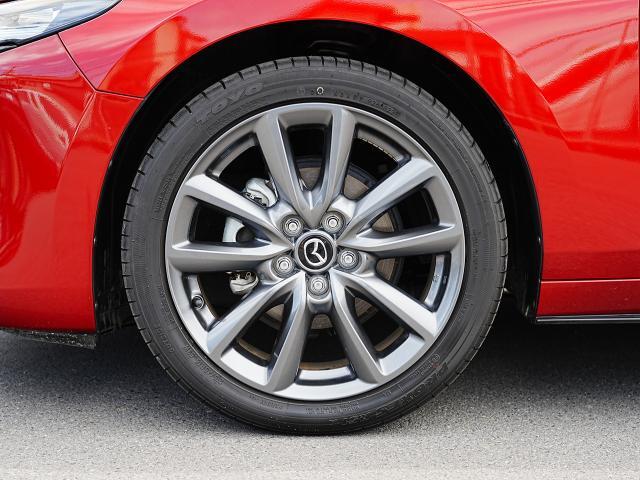 18インチ純正アルミホイールを装備。タイヤサイズは215/45R18となります。