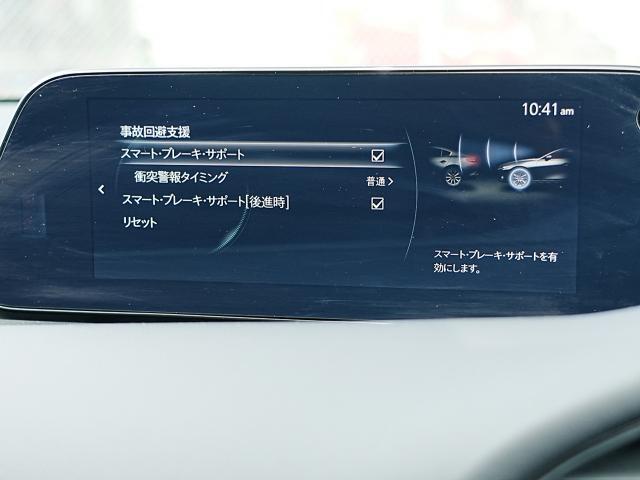 こちらのお車には先進安全装備が多数搭載されています。衝突被害を回避あるいは軽減するためのブレーキや、後方死角からの接近警報、車線逸脱を防止する警報装置など、詳しくはスタッフまでお尋ねください。
