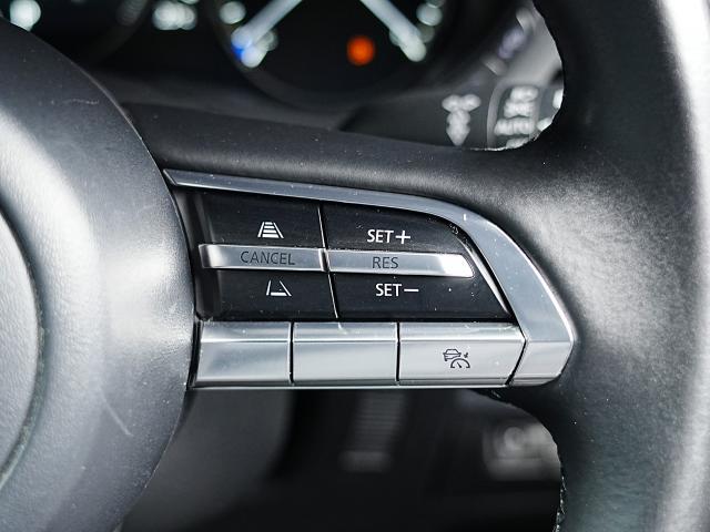 前走車両の速度に合せて、自車の速度を調整できる「MRCC（マツダレーダークルーズコントロール）」を装備しています。