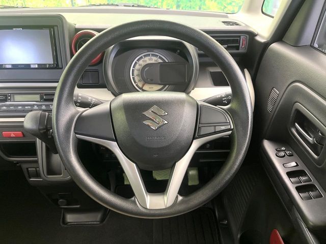 インテリアに合わせたデザインのステアリングは、運転される方のことも考え、運転しやすい形状、大きさです。是非一度、実際に触ってお確かめください。