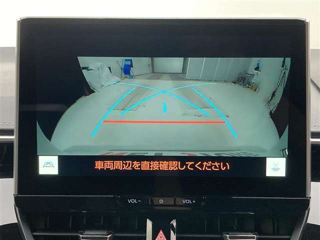 こちらのバックカメラは画面にラインが表示されておりますので、バック持のクルマの進行方向の目安になります。より高いレベルで車庫入れをサポートする、便利な機能ですね。