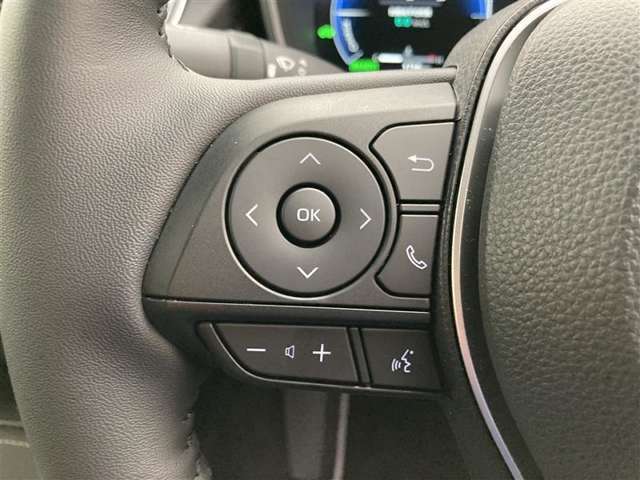 運転中、オーディオの操作をしてて、ハッとしたことはありませんか？ステアリングスイッチは、運転中でもハンドルでオーディオの操作が可能です。安全なドライブをサポートします。