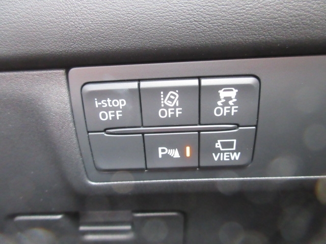 アイドリングストップ、DSC横滑り防止装置、パーキングセンサー、360°ビューモニター、iアクティブセンスは運転席のスイッチでオンオフが可能です。