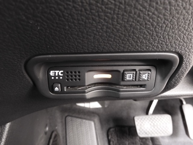 【ETC車載器】装備が装備されています。セットアップ(費用別途)後にお渡ししとなります。　最新の「ETC2.0」に対応した機種などをご希望の際(別途費用必要)にはお気軽にお問い合わせください。