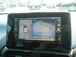 クルマを空から見たような映像が映る、アラウンドビューモニターで、車両周辺の安全確認も一目できます！小さなお子様や障害物も確認できるので、運転のしやすさだけでなく事故防止にも役立ちます♪