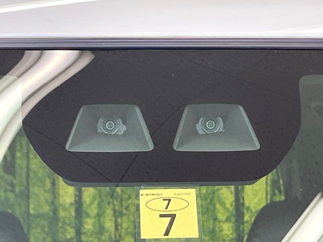 【スマートアシスト】走行中に前方の車両等を認識し、衝突しそうな時は警報とブレーキで衝突回避と被害軽減をアシスト。より安全にドライブをお楽しみいただけます。