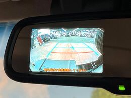 【バックカメラ】駐車時に後方がリアルタイム映像で確認できます。大型商業施設や立体駐車場での駐車時や、夜間のバック時に大活躍！運転スキルに関わらず、今や必須となった装備のひとつです！