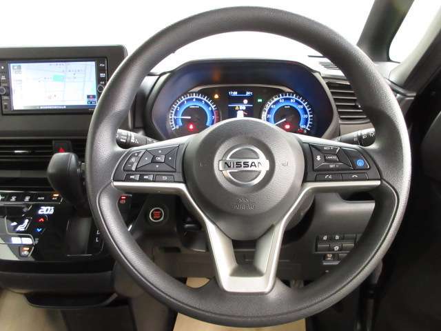 目線を外さオーディオ操作をハンドルでするので、運転に集中できます