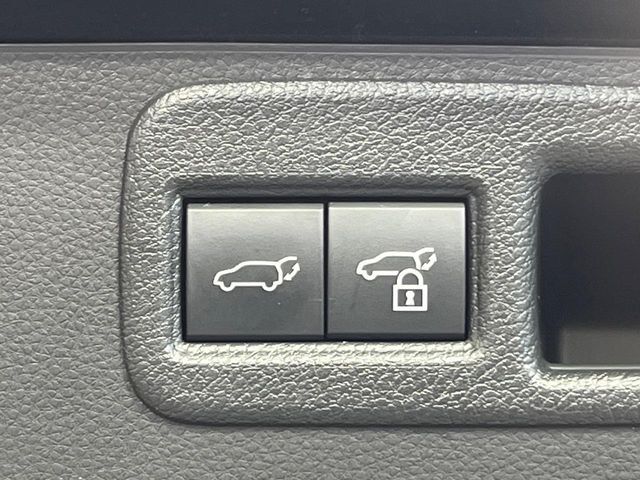 【パワーバックドア】スマートキーや運転席のボタンを押すだけでリアゲートが自動で開閉します！荷物を持っている時や、高い位置にあるバックドアを閉める際に便利な機能です♪