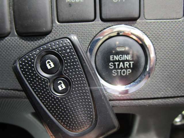 スマートキーとプッシュエンジンスタート！！スマートキーはドアの開閉、エンジンスタートを鍵を出さずに出来ますよ！！プッシュエンジンスタートは、ボタン一つでエンジン始動可能！！