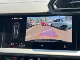 ●リアビューカメラ『入車経路を算出し、ガイドラインと補助線をディスプレイに表示します。同時にバンパーに内蔵のセンサーが障害物を感知し音で注意を促します。後方の死角も安心していただけます。』