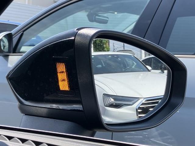 ●アウディサイドアシスト『後方の死角を並走する車両を検知しドアミラーの内側のLEDが点灯。ドライバーに注意を促し事故を未然に防ぐシステムです。』