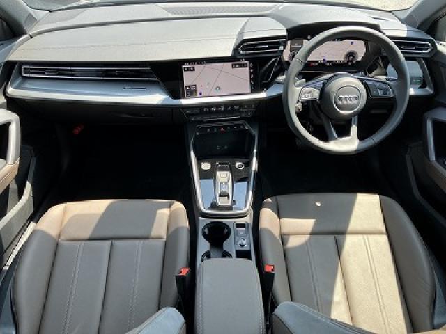 ●【認定中古車】Audi専門のテクニシャンが、100項目にもおよぶ精密な点検を実施。すべてをクリアしたAudi車のみが対象となります。