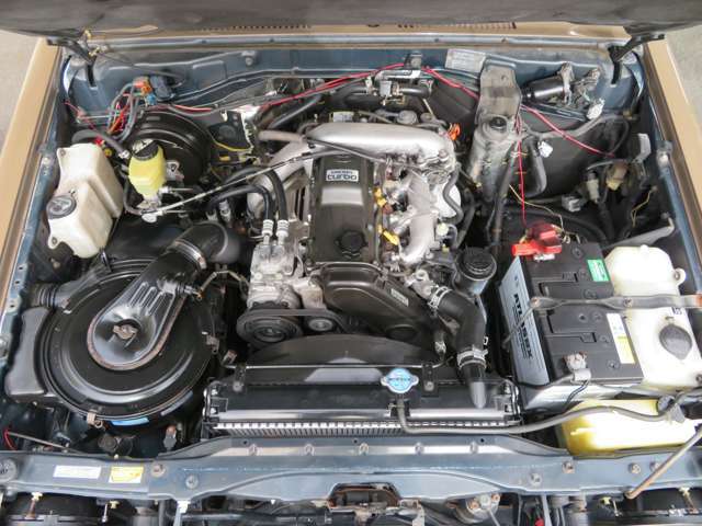 【エンジンルーム】全車クリーニング済み☆樹脂やホース類も艶出し施工しております！オイル交換等のメンテンアスや車検等のアフターフォローは当店にお任せください！