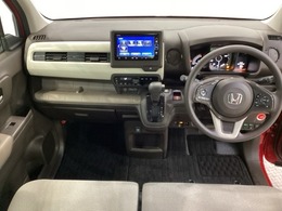 車内は光触媒抗菌消臭施工済です。インパネ周りはスタイリッシュなデザインで機能や装備も充実しています。グローブボックスやカップホルダーのほかにトレーなどたくさんの収納スペースが付いています。