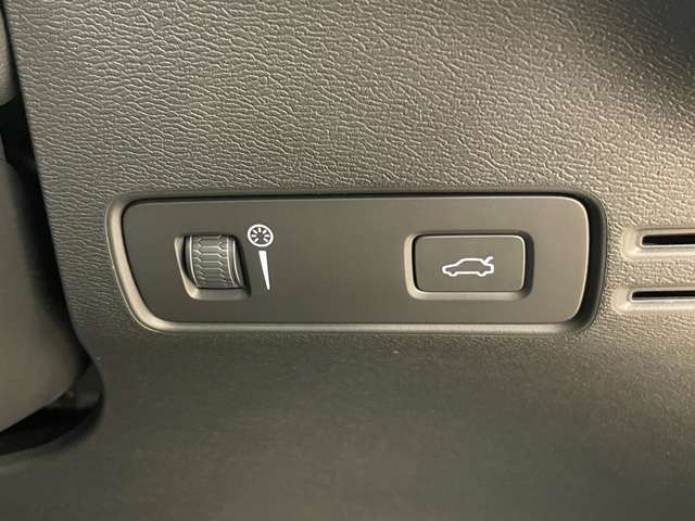 運転席右側にヘッドライト操作に関してのスイッチ類がまとまっております。