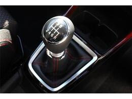 シフト操作がしやすく快適なドライブをお楽しみいただけます。