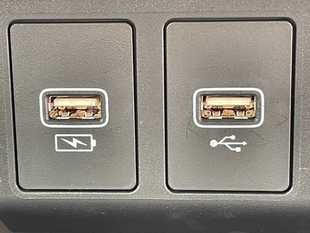 充電用USBポートとナビ接続用USBポートが搭載されています。
