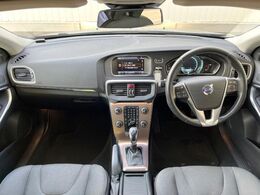 大人気コンパクトカーV40クロスカントリーモデルが入庫しました！AWDモデルで山道雪道も楽ちん♪