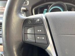 【アダプティブ・クルーズ・コントロール】衝突被害軽減システムと連携し走行速度を保つクルーズコントロールシステム。前方車両を感知して一定の車間距離を保つよう速度を調節します。高速運転も楽々！