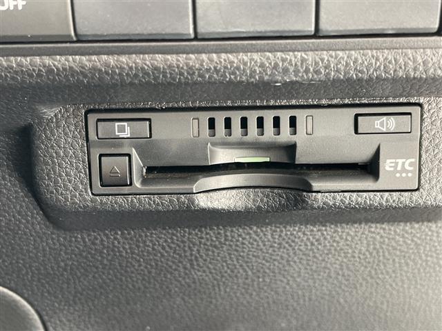 【ETC】有料道路を利用する際に料金所で停止することなく通過できる、ETC車載器（ノンストップ自動料金収受システム機器）が装備されています。セットアップを行うことで利用可能になります。