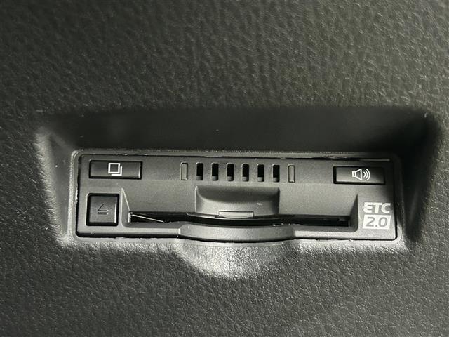 【ETC】有料道路を利用する際に料金所で停止することなく通過できる、ETC車載器（ノンストップ自動料金収受システム機器）が装備されています。セットアップを行うことで利用可能になります。