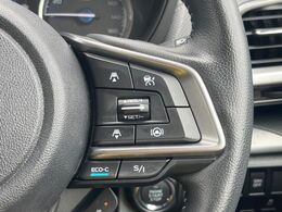 【全車速追従機能付クルーズコントロール】高速道路での長距離走行が楽に！！自動で速度を保つクルーズコントロールが、衝突軽減システムと連携し、前方の車両を感知して車間を保つように速度調節してくれます！！