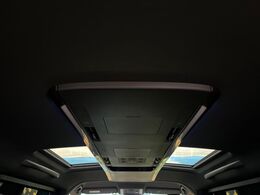 【ガラスルーフ】ガラスルーフ搭載で車内の解放感が一気にアップ！開放的なドライブをお楽しみいただけます。