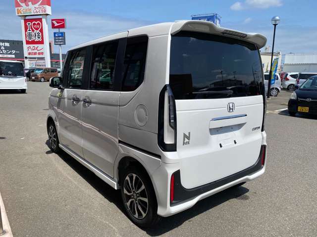 「ケイカフェでは、コロナウイルス対策として納車時に除菌施工を行っています！手が多く触れる内装を除菌することでおクルマの引渡しも安心です♪詳しくはケイカフェまでお問い合わせください！」