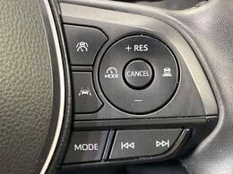【レーダークルーズコントロール】高速道路での長距離走行が楽に！！自動で速度を保つクルーズコントロールが、衝突軽減システムと連携し、前方の車両を感知して車間を保つように速度調節してくれます！！