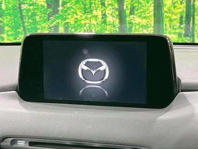 【8インチマツダコネクト】車内の雰囲気にマッチした大型のディスプレイ。スマホ接続でのナビ使用やBluetooth再生等、様々な機能が楽しめます。直感的なダイヤル操作が可能で、使い勝手も良好です。