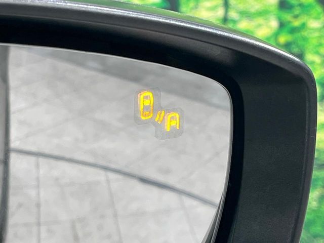 【ブラインドスポットモニタリング】走行中、ドアミラーの死角になりやすい箇所に後続車が接近するとサイドミラー付近に警告を表示、ドライバーに注意喚起をしてくれます。