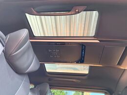 【ガラスルーフ】ガラスルーフ搭載で車内の解放感が一気にアップ！開放的なドライブをお楽しみいただけます。