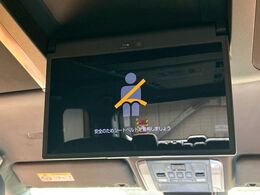 【13.2型フリップダウン】大画面モニターで後席でもエンタメをお楽しみいただけます。家族や友人とお出かけする機会が多い方に大人気です♪