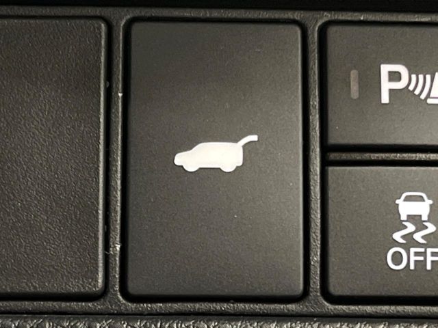 【パワーバックドア】スマートキーや運転席のボタンを押すだけでリアゲートが自動で開閉します！荷物を持っている時や、高い位置にあるバックドアを閉める際に便利な機能です♪