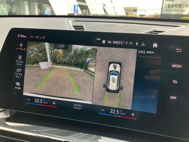 【パノラミックビューモニター】専用のカメラにより、上から見下ろしたような視点で360度クルマの周囲を確認することができます！死角部分も確認しやすく、狭い場所での切り返しや駐車もスムーズに行えます。