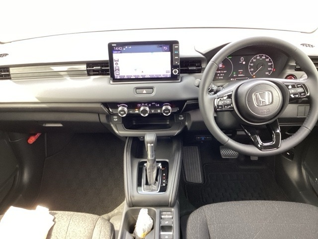 運転席周りです。カップホルダーや小物の収納などは必須ですよね！！使い勝手の良いつくりになっております！！