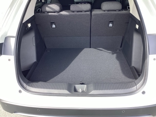 深さのあるラゲッジスペースです！！高さのあるお荷物もそのまま載せて頂く事も可能です！！