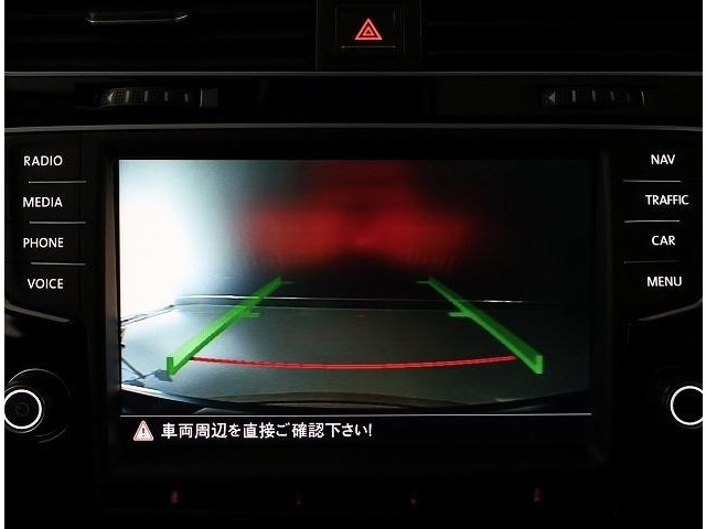 バックカメラ　トラフィックアラートで苦手な駐車も楽々できます.