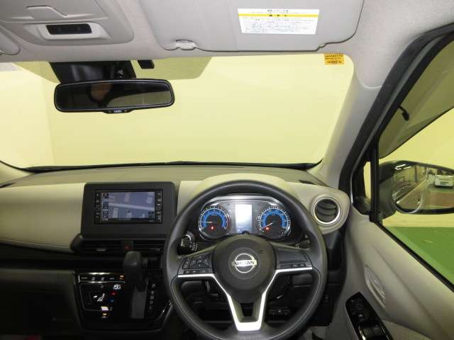 ドライバー目線で、使いやすく安全操作性と良好な視界を実現した運転席です。