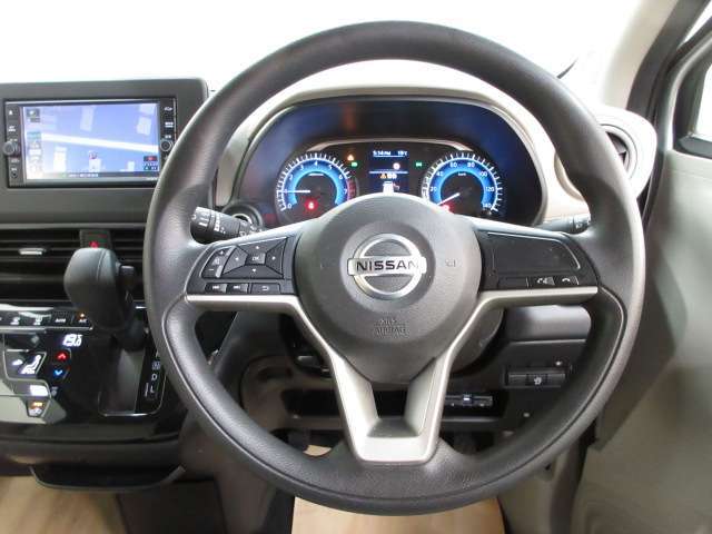 運転が楽しくなる明るく開放的な運転席まわりです。
