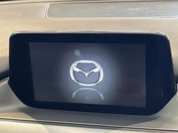 【マツダコネクトナビ】車内の雰囲気にマッチした一体型タイプのナビ。各種車輌設定やBluetooth再生等、様々な機能が楽しめます。直感的なダイヤル操作が可能で、使い勝手も良好です。